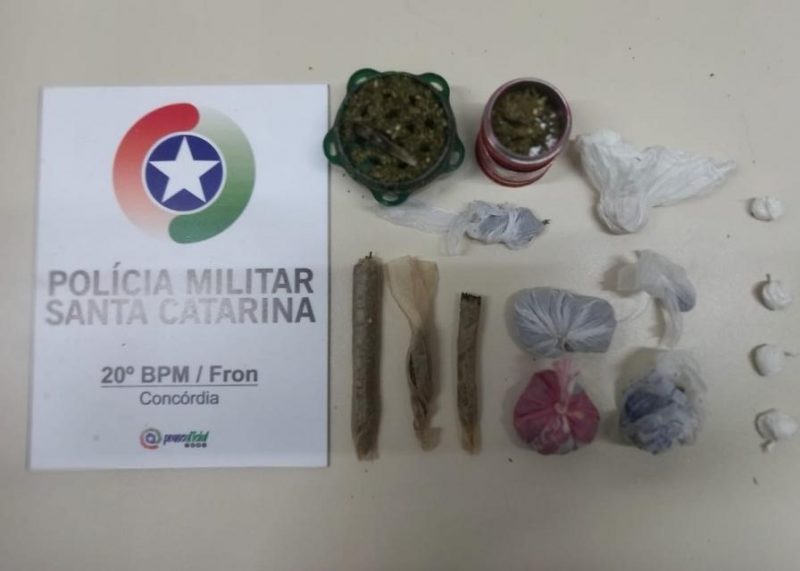 Os policias também apreenderam drogas no local da festa. – Foto: Polícia Militar/Divulgação