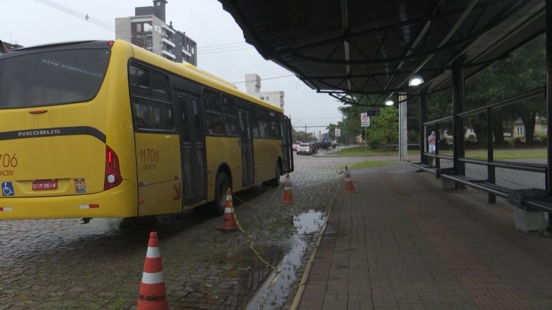 Parte do ponto de ônibus da rodoviária está interditada – Foto: Joci Ronkoski/NDTV