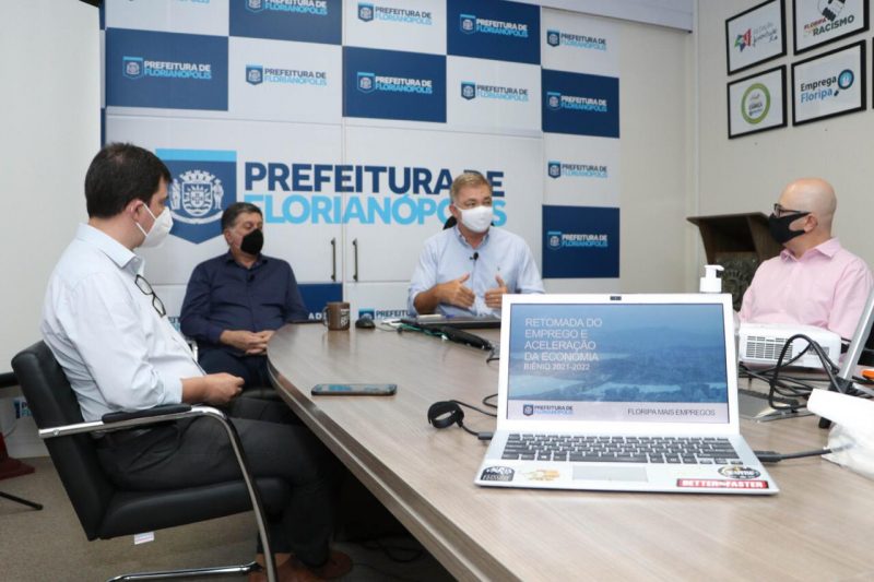 O prefeito Gean Loureiro e o vice-prefeito Top&aacute;zio Silveira Neto durante lan&ccedil;amento do Floripa Mais 21/22 – Foto: Chaiana Muller/PMF