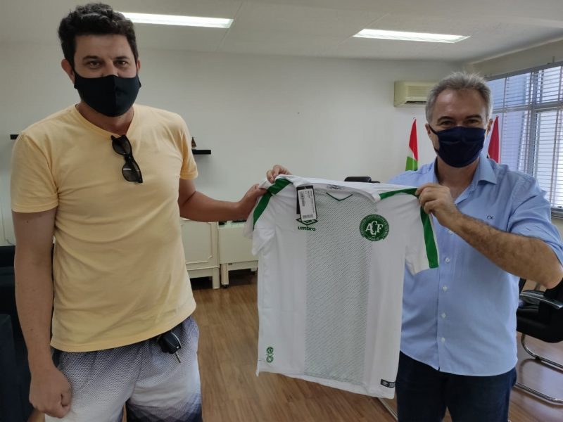 Prefeito de Xanxer&ecirc; recebeu de presente uma camisa da Chapecoense. – Foto: Prefeitura de Xanxer&ecirc;/Divulga&ccedil;&atilde;o