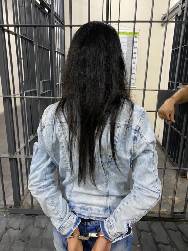 Jovem suspeita de atear fogo em homem é presa em Itapema. – Foto: Polícia Civil/Divulgação