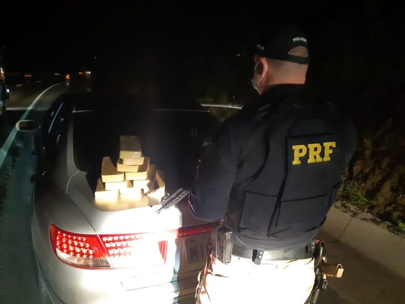 PRF apreende dez quilos de crack em veículo na BR-470 em Gaspar – Foto: Divulgação/PRF