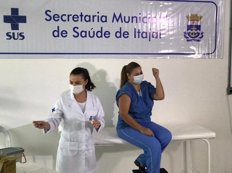 Para Jonilda, ser a primeira vacinada foi um ato de reconhecimento e grande emoção – Foto: Isabela Corrêa/NDTV