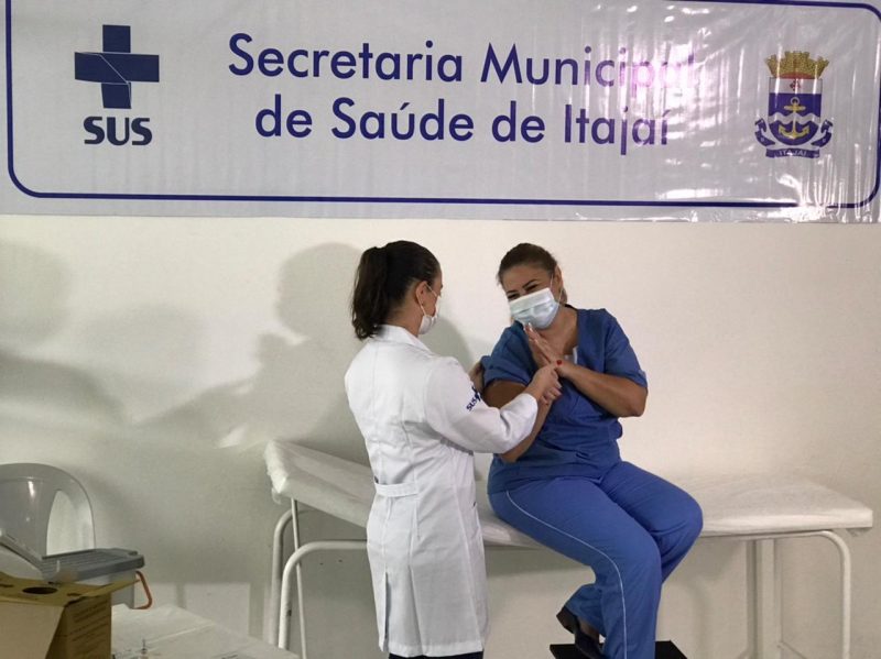 A enfermeira Jonilda Hugen, de 47 anos, foi a primeira vacinada em Itajaí – Foto: Isabela Corrêa/NDTV