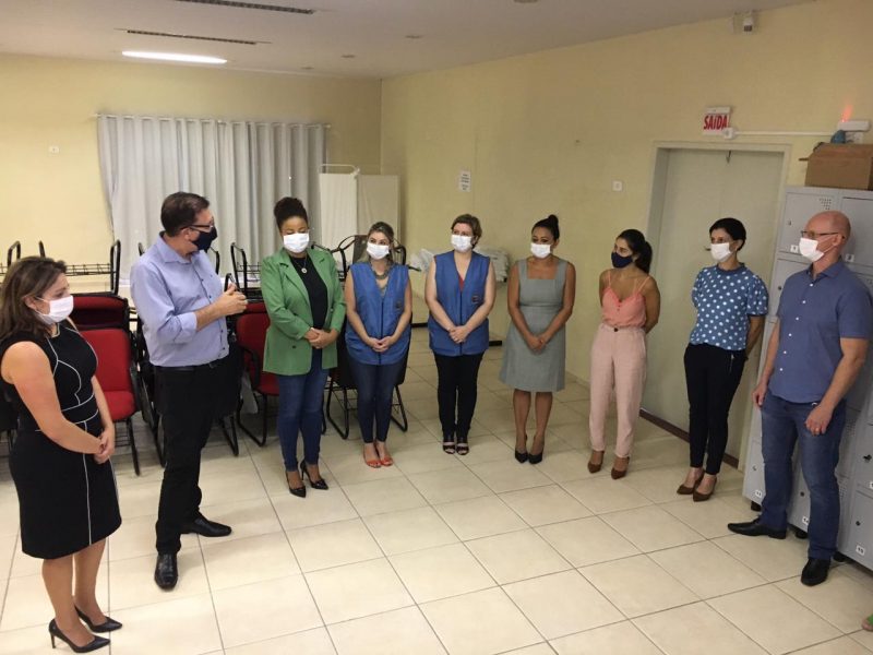 Nove pessoas estão reunidas para acompanhar o evento