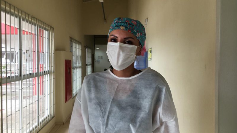 A primeira a ser vacinada em Santa Catarina está de máscara