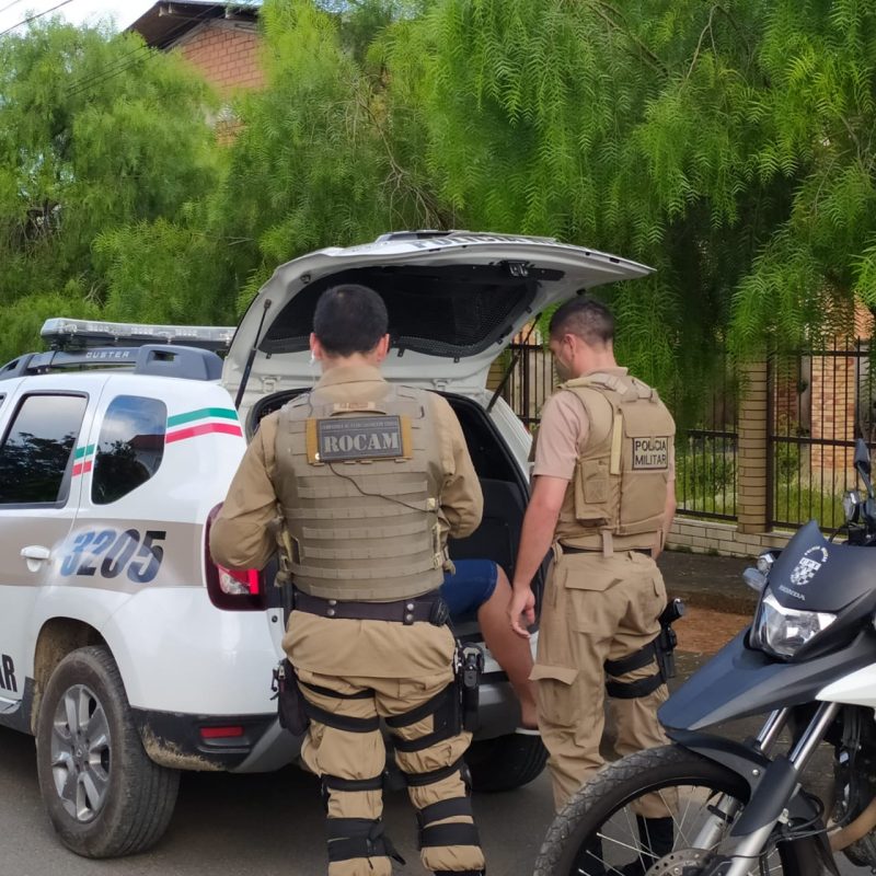 Filho suspeito de matar a pr&oacute;pria m&atilde;e &eacute; preso em Joinville na tarde desta quarta-feira (6) – Foto: Ricardo Moreira/NDTV