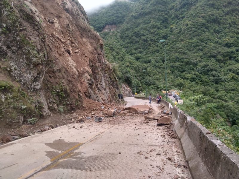 Rodovia com rochas interditando a passagem do local na Serra do Rio do Rastro o trânsito está fechado para a passagem até a segunda-feira