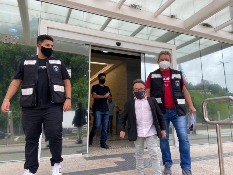 Secret&aacute;rio Gabriel Meurer foi entregar a notifica&ccedil;&atilde;o pessoalmente – Foto: procon