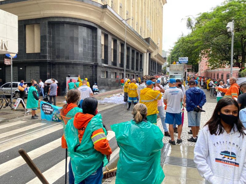 Rua Arcipreste Paiva teve o trânsito bloqueado – Foto: Gustavo Bruning/ND
