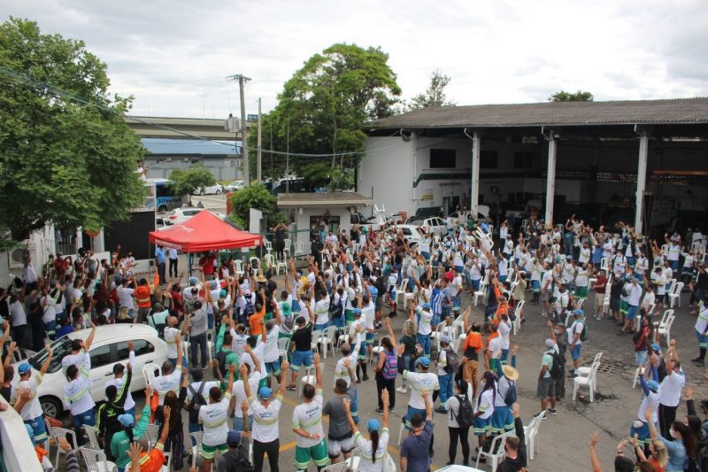 Funcionários se reuniram na sede da Comcap e decidiram realizar greve de 24h em Florianópolis – Foto: Reprodução/Facebook/Sintrasem