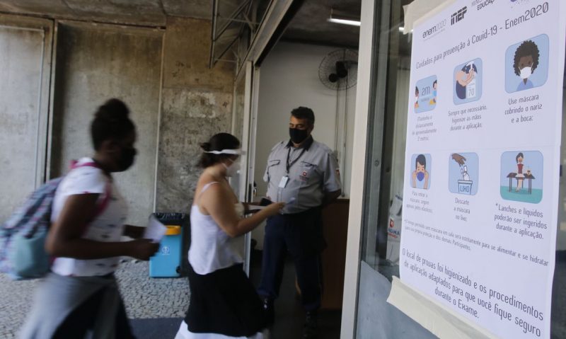 Entrada dos candidatos para o primeiro dia de provas do Exame Nacional do Ensino Médio (Enem) 2020, na Universidade Estadual do Rio de Janeiro(UERJ), na zona norte do Rio. – Foto: Tânia Rêgo/Agência Brasil/ND