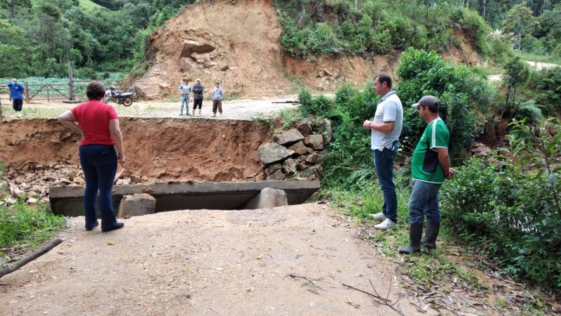 Prefeitura analisa pontos críticos da cidade após as chuvas desta quinta – Foto: Prefeitura de Anitápolis/Divulgação/ND