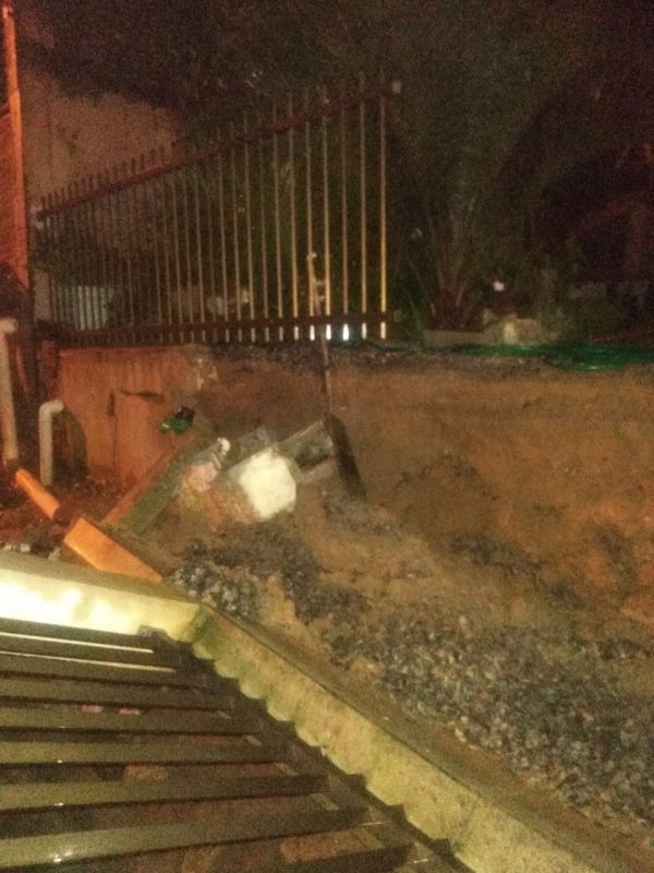 Em Araquari, uma queda de muro foi registrada no Itinga – Foto: Divulga&ccedil;&atilde;o/ND