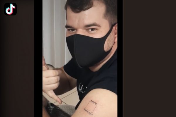 Estudante faz tatuagem para vacinação: 'Butantan, vacine aqui'
