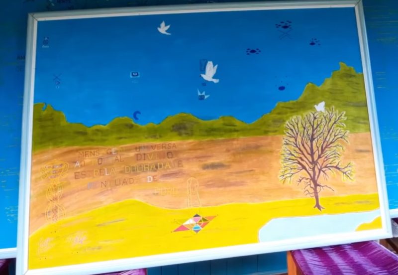 As pinturas revelam mensagens e visões repassadas pelos extraterrestres. – Foto: RBV Notícias/Reprodução
