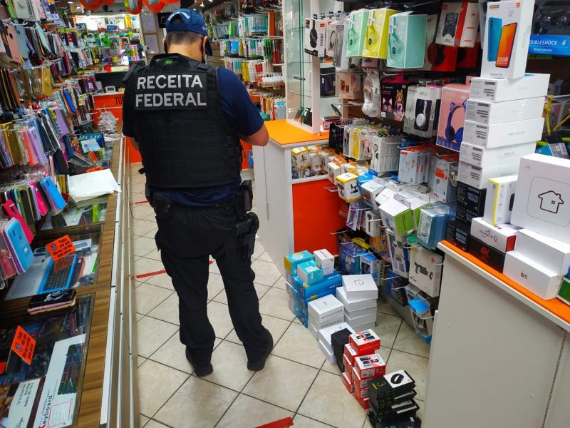 Os produtos, &agrave;s vezes falsificados, eram colocados &agrave; venda em v&aacute;rios pontos comerciais das cidades de Itaja&iacute; e Navegantes. – Foto: Receita Fedral/Divulga&ccedil;&atilde;o