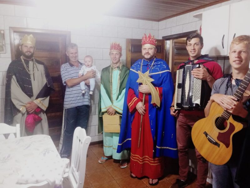 Moradores recebem os reis e doam gorjetas para custear as atividades e doar a entidades – Foto: Estela Augustin/Arquivo pessoal