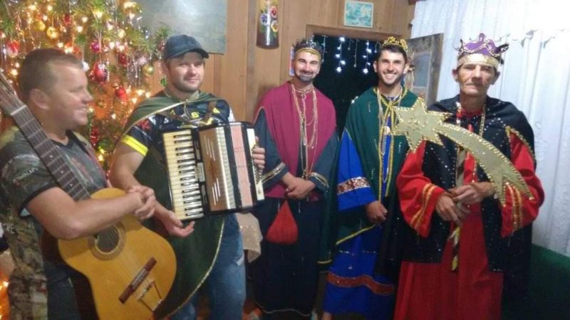 Lau (de vermelho) participa da tradi&ccedil;&atilde;o h&aacute; 35 anos – Foto: Jane Estefani/Arquivo pessoal