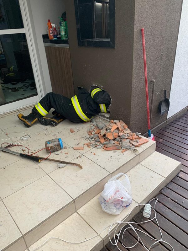 gata em churrasqueira