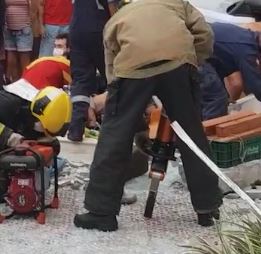 Equipes do Corpo de Bombeiros e da PM realizaram o resgate da adolescente – Foto: Reprodução/ND