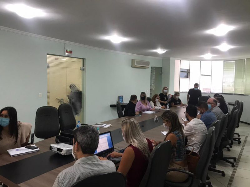 Reunião na Amfri discutiu, entre outros assuntos, os planos municipais de vacinação. – Foto: Kassia Salles/ND