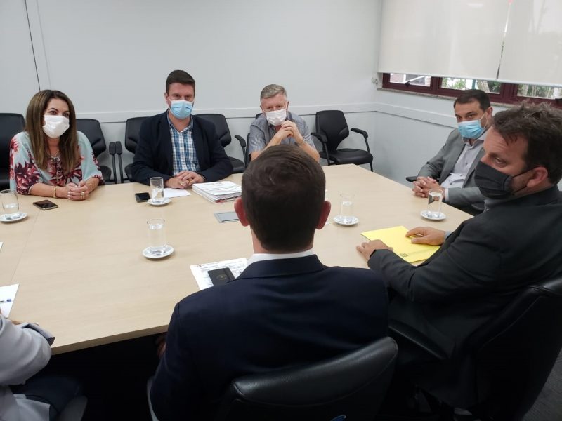 Encontro entre lideranças, em dezembro de 2020, para tratar dos repasses para Rio do Sul – Foto: PMRS/Divulgação