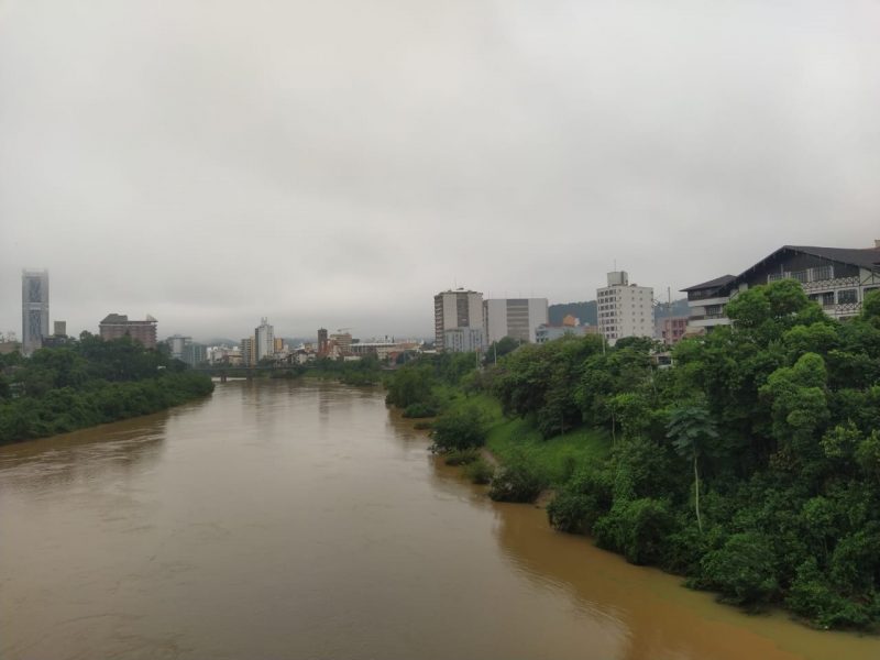 Rio Itaja&iacute;-A&ccedil;u, em Blumenau – Foto: Arquivo/Wilson Roberto Gutz/NDTV