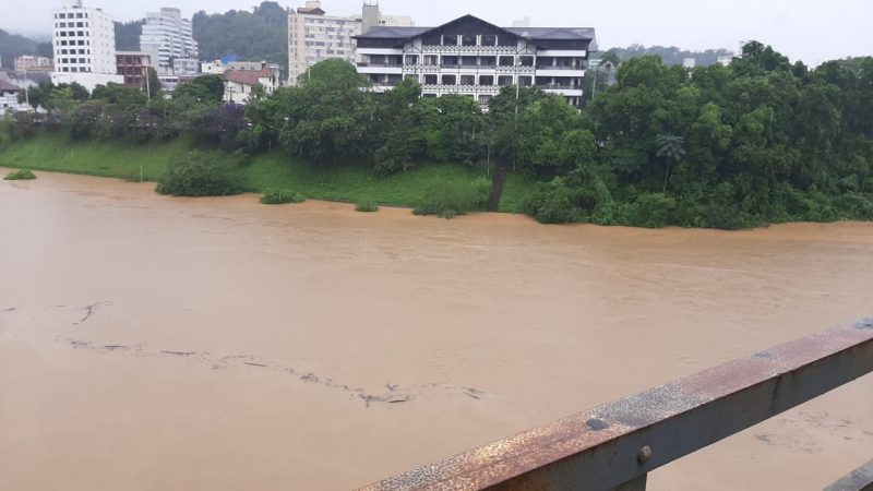 Novas r&eacute;guas de medi&ccedil;&atilde;o do rio Itaja&iacute;-A&ccedil;u ser&atilde;o instaladas em Blumenau – Foto: Bruno C&eacute;sar/ND Mais