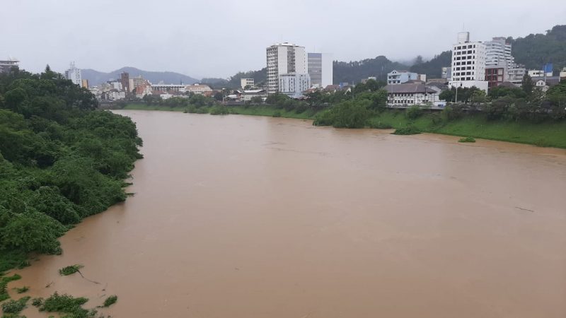 Rio Itaja&iacute;-A&ccedil;u chega a 6 metros em Blumenau e entra em alerta – Foto: Bruno C&eacute;sar/ND Mais