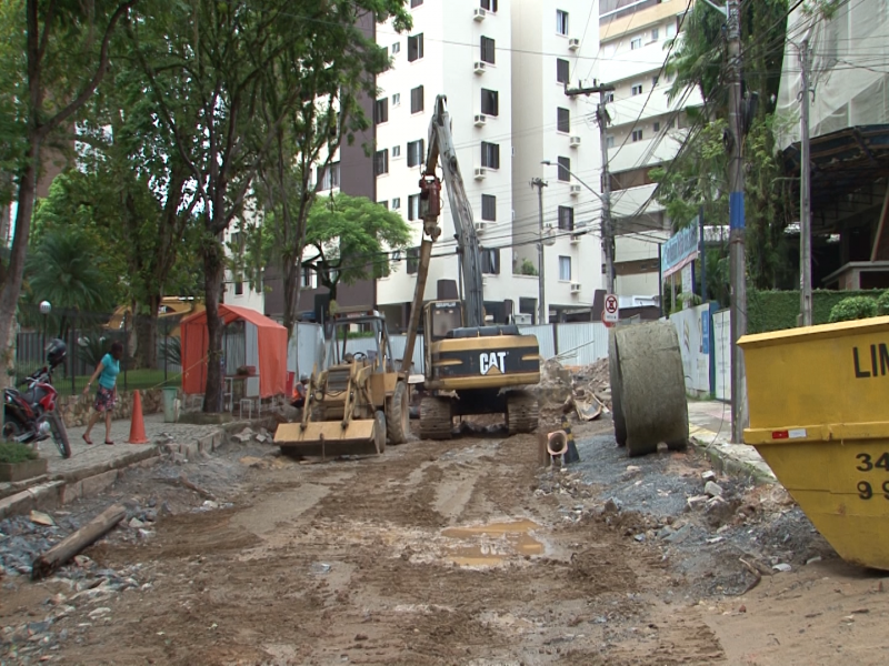 Época em que obras do rio Mathias foram paralisadas após rescisão do contrato com a empresa responsável – Foto: Reprodução/NDTV