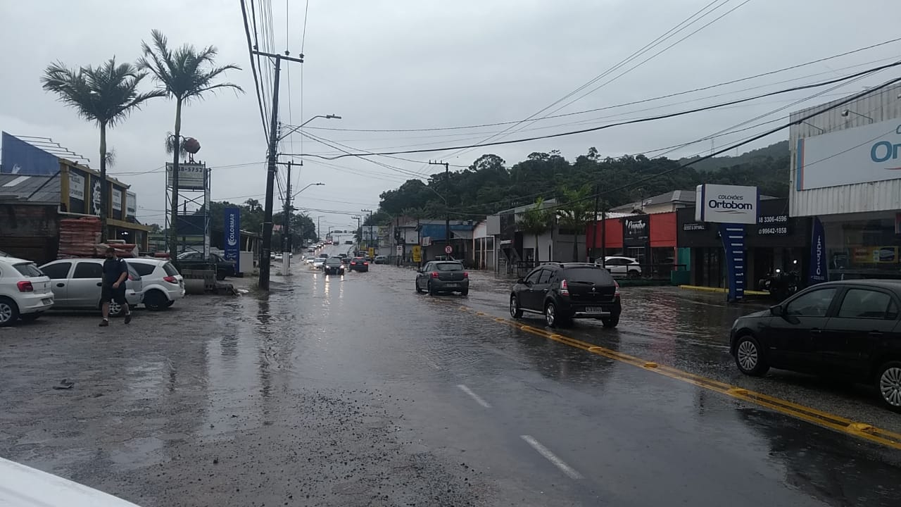 Alagamentos são registrados a partir do km 1000, na SC-405, em Florianópolis - Divulgação/ND