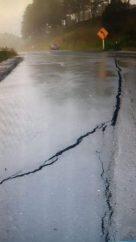 Pista “rachou” na rodovia que liga as duas cidades do Planalto Norte do Estado – Foto: PMRv/Divulgação