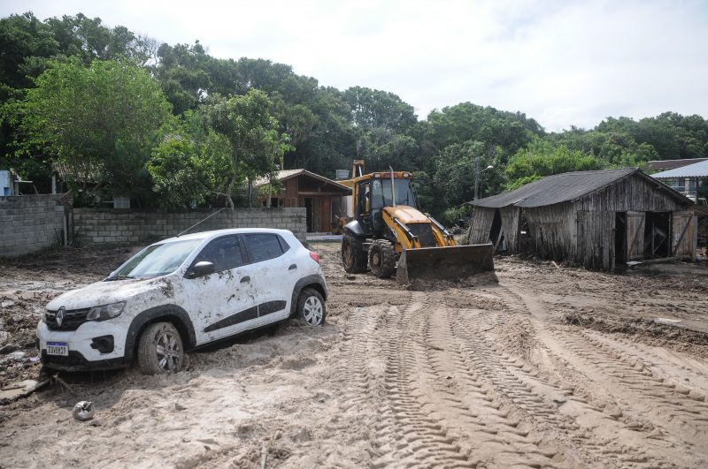 Máquina trabalha na remoção da areia acumulada no terreno. Foto: Leo Munhoz/ND