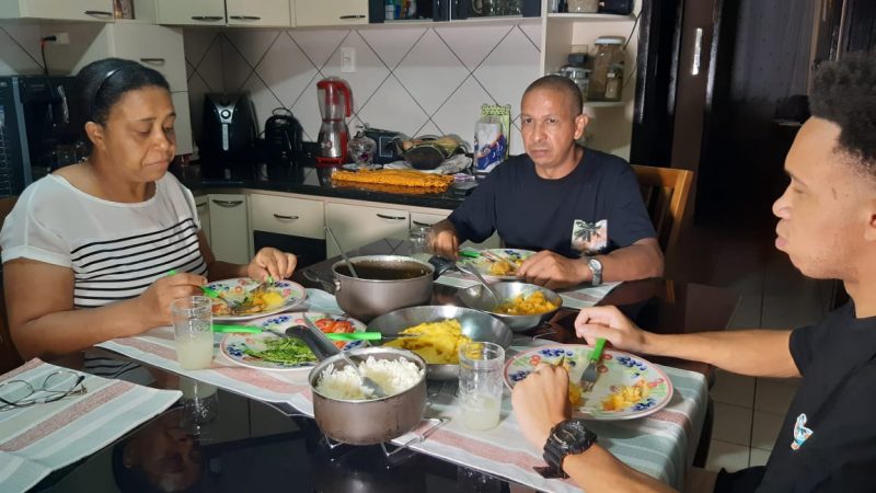 Ros&acirc;ngela ao lado do marido e do filho em casa – Foto: Ricardo Alves/NDTV