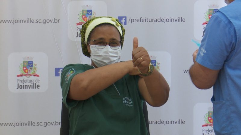 Rosangela foi a primeira pessoa vacinada em Joinville – Foto: Reprodução/NDTV