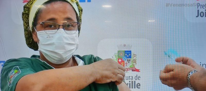 Rosangela foi a primeira pessoa vacinada em Joinville – Foto: Reprodução/NDTV