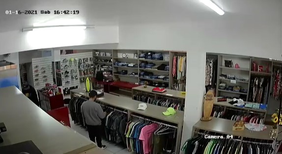 Jovem e menor de idade entraram na loja e roubaram roupas e relógios – Foto: Polícia Civil/Divulgação/ND