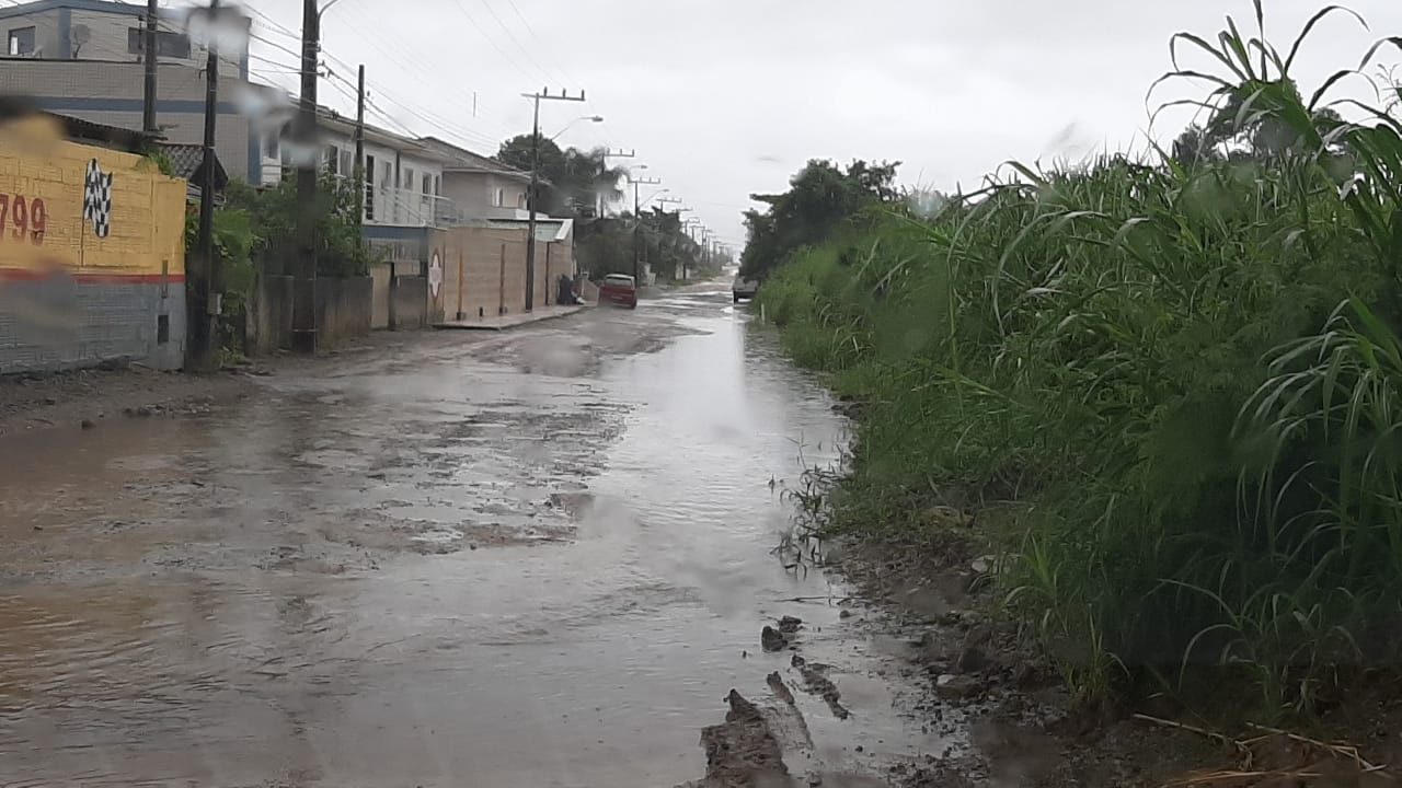 Alagamentos foram registrados também no Sul da Ilha. A rua Laura Duarte dos Prazeres, em Campeche, ficou tomada pela lama - Karina Koppe/ND/Divulgação
