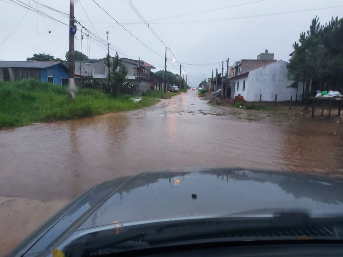 Rua no bairro Rio Vermelho, também no Norte da Ilha, em Florianópolis, ficou alagada - Osvaldo Sagaz/NDTV