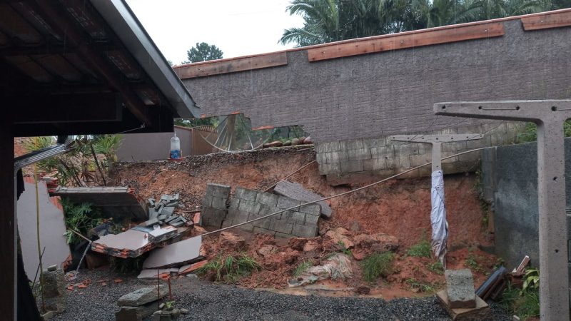Queda de muro na rua Bernardo Sasse, em Indaial, na quinta-feira (21) – Foto: Defesa Civil Indaial/Arquivo/ND