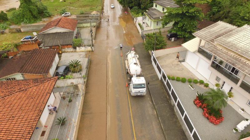Prefeitura trabalha para reparar ruas alagadas no município – Foto: Prefeitura de Santo Amaro da Imperatriz/Divulgação/ND