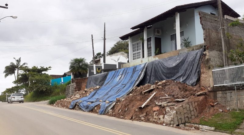 Secretaria de Obras trabalha na limpeza das vias; pelo menos dez deslizamentos foram registrados – Foto: Dani Lando/NDTV