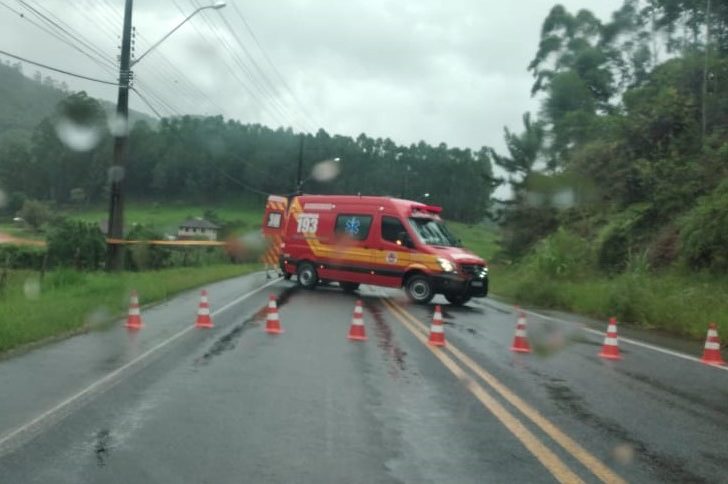 Deslizamento de terra interdita a rodovia SC-110, entre Timbó e Pomerode – Foto: Divulgação / Redes Sociais