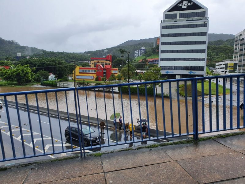 SC-401 em Florianópolis alagada, após a chuva intensa deste domingo (24) na Capital – Foto: Divulgação/ND