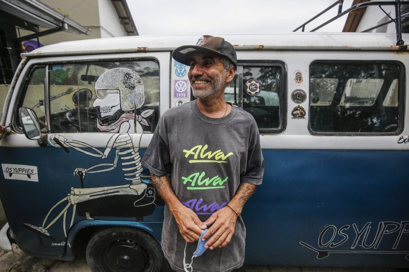 Yuppie e a Kombi “Mimosa”, companheira dos rolés pelas ladeiras do mundo. Foto: Anderson Coelho/ND.
