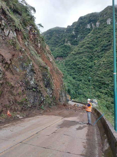 A rocha de grandes dimensões apresenta risco de queda sobre a via – Foto: Secom/Divulgação/ND