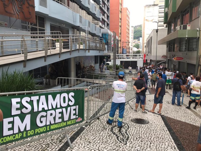 Trabalhadores da Comcap na frente do pr&eacute;dio da C&acirc;mara, durante a sess&atilde;o extraordin&aacute;ria da manh&atilde; desta ter&ccedil;a-feira (26) – Foto: Leo Munhoz/ND