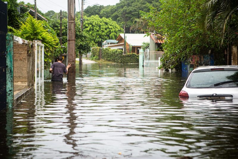 Lagoa artificial rompeu e invadiu servidão da Lagoa da Conceição na manhã de segunda-feira (25). Foto: Felipe Carneiro/Especial para o ND