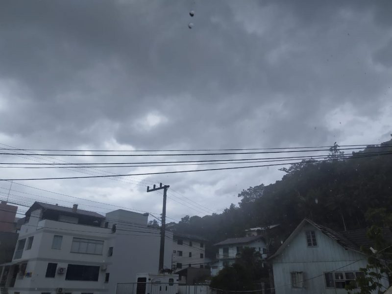 Segunda-feira deve ter tempo fechado e com chuvas pelo Estado&nbsp; – Foto: Talita Catie/ND